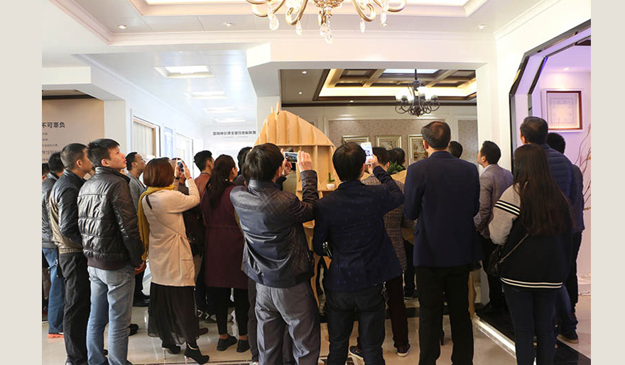 众多参会观众在展厅内进行参观